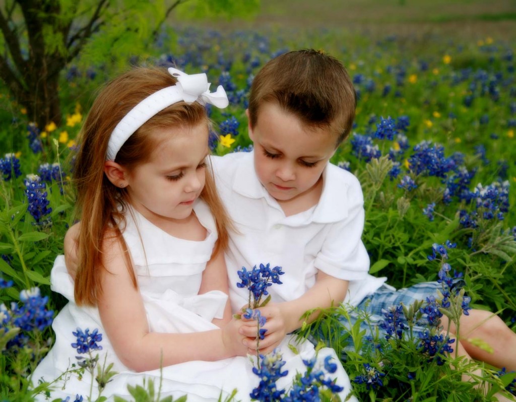 sister-brother-bluebonnets-1024x798