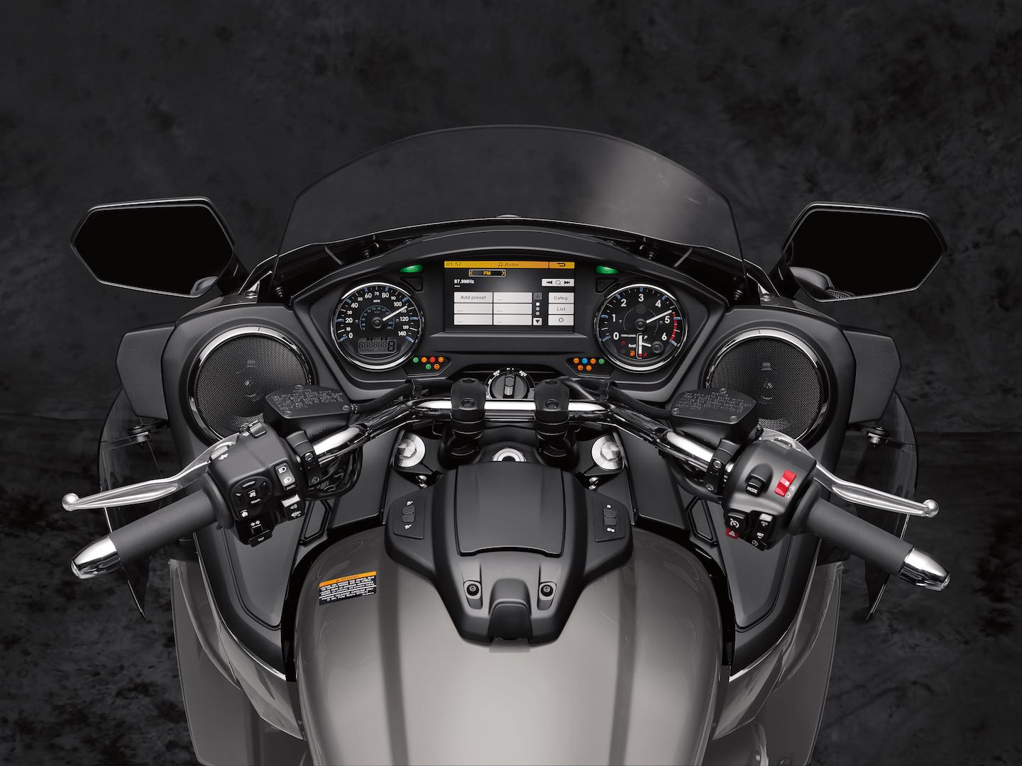 2018 Yamaha Star Venture cockpit