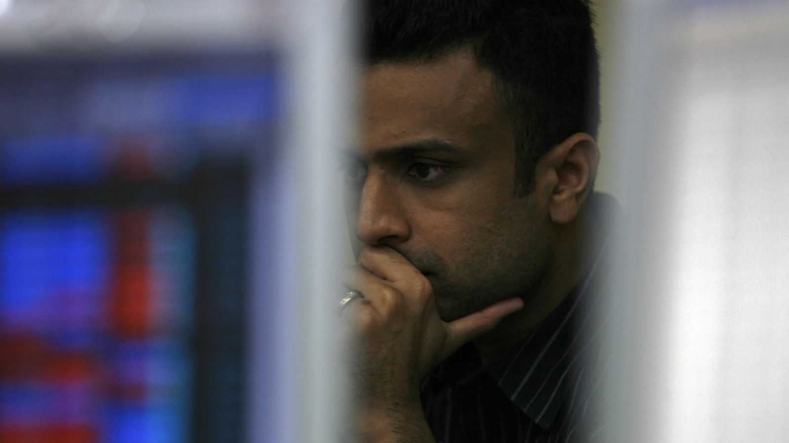 A broker reacts while trading at a brokerage firm in Mumbai November 27, 2009. India shares extended losses to 3 percent by late morning on Friday, with banks leading the fall, as Dubai's debt worries raised concerns about the global financial system and rattled markets across Europe and Asia.