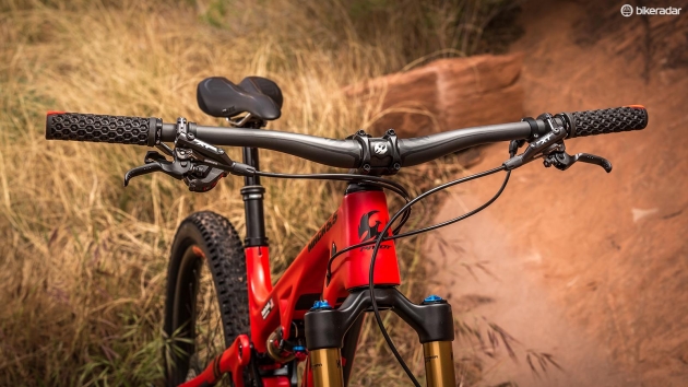 Pivot's 760mm-wide carbon handlebar is the most comfortable oversized bar I've ridden